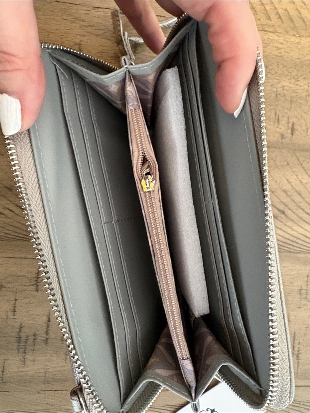 640 Christian Lacroix Metallic Silver Crossbody Wallet - Picture 8 of 11